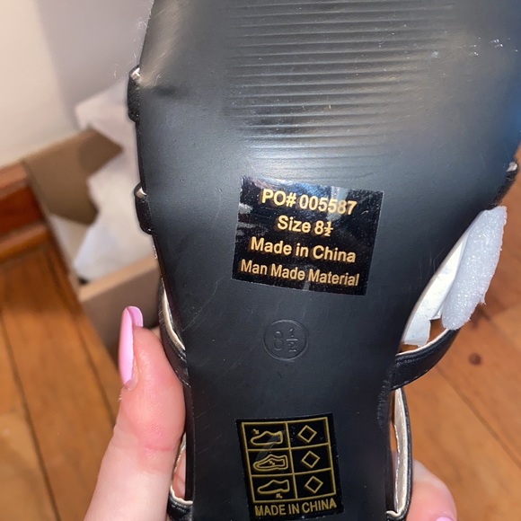 Short black heels - Picture 3 of 3